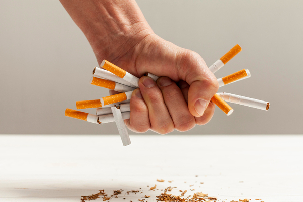 Cigarets-2148527388-freepik