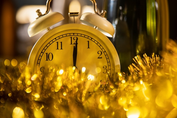 Clock-between-golden-decorations