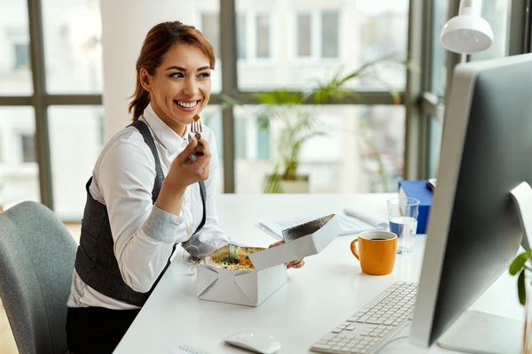 Woman-lunch-break-office