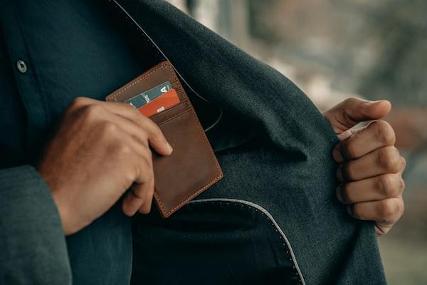 Wallet-man-y-unsplash