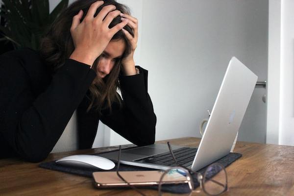 Woman-laptop-ads-unsplash