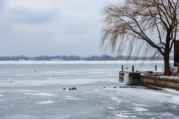 Ice-on-river-46198-freepik