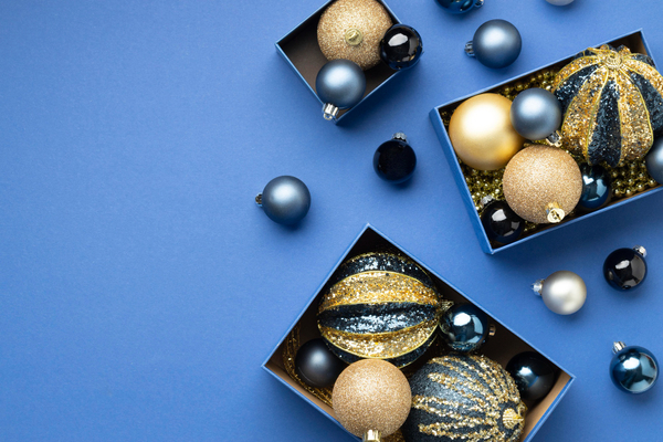 Christmas-tree-decorations-2149136165-freepik