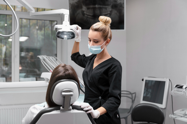 Stomatolog-2149164327-freepik