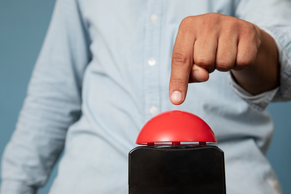 Red-button-2149586573-freepik