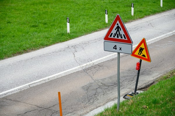 Road-sign-r4-unsplash
