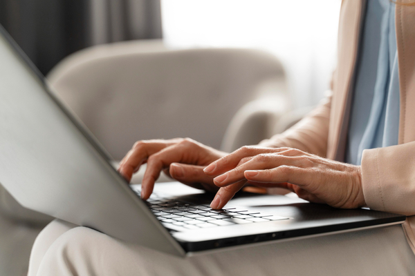 Laptop-2148759167-freepik