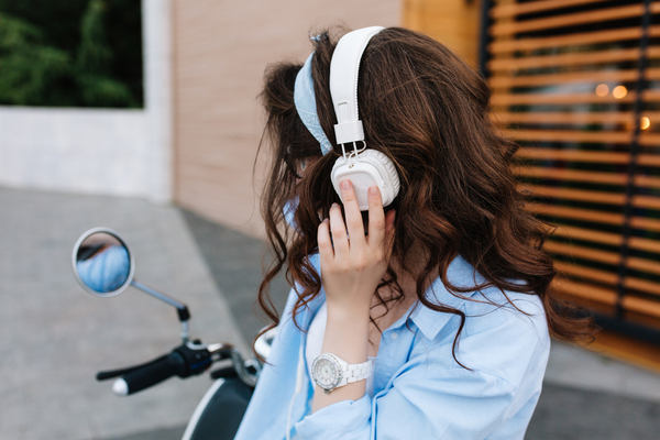 Headphones-4466-magnific